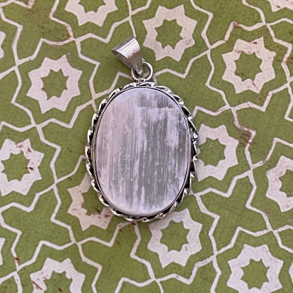 Natural Rough Selenite Oval Vintage Style 925 Silver Plated Pendant – Brand New - Picture 4 of 7